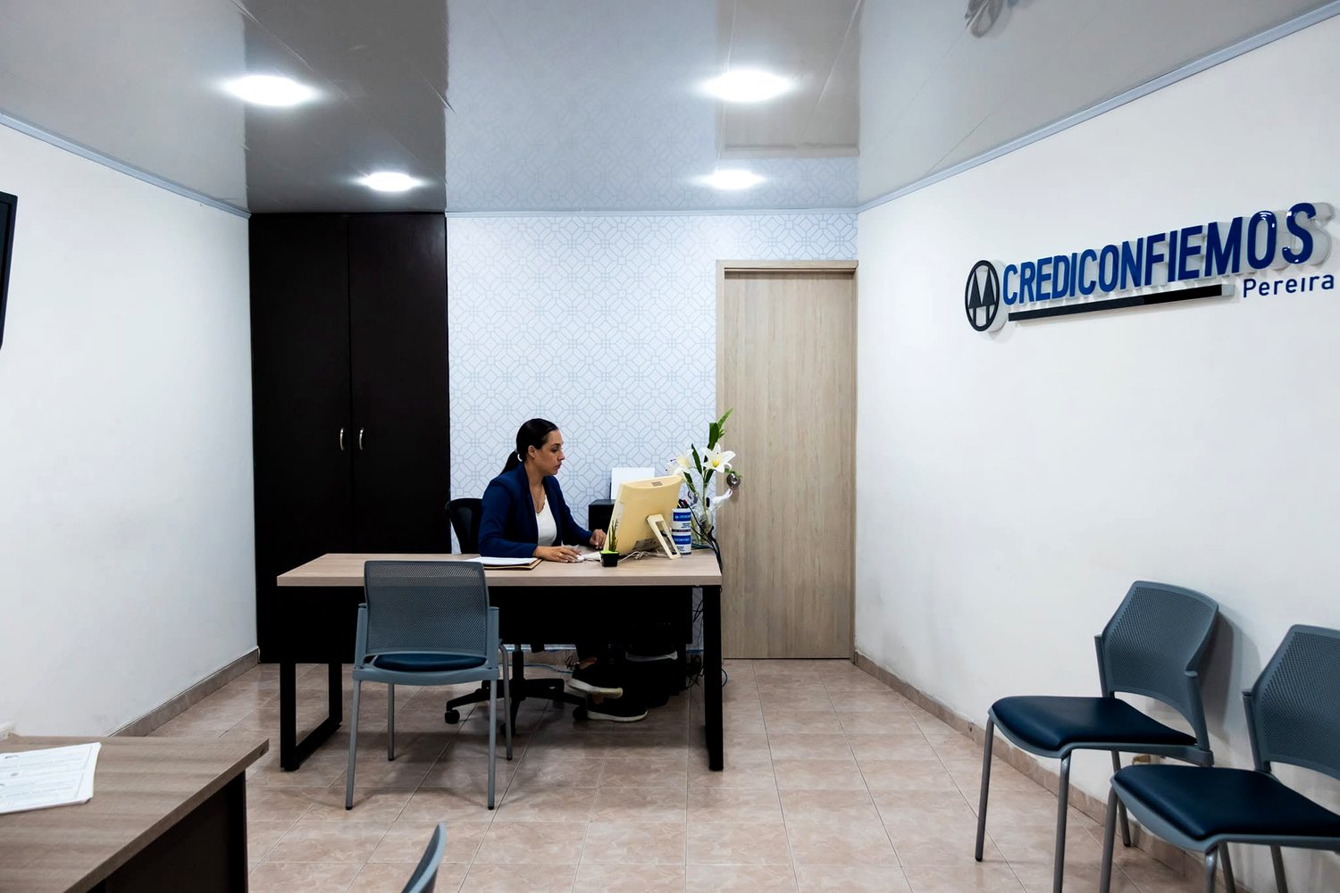 Interior de la oficina de atención de Crediconfiemos en Pereira